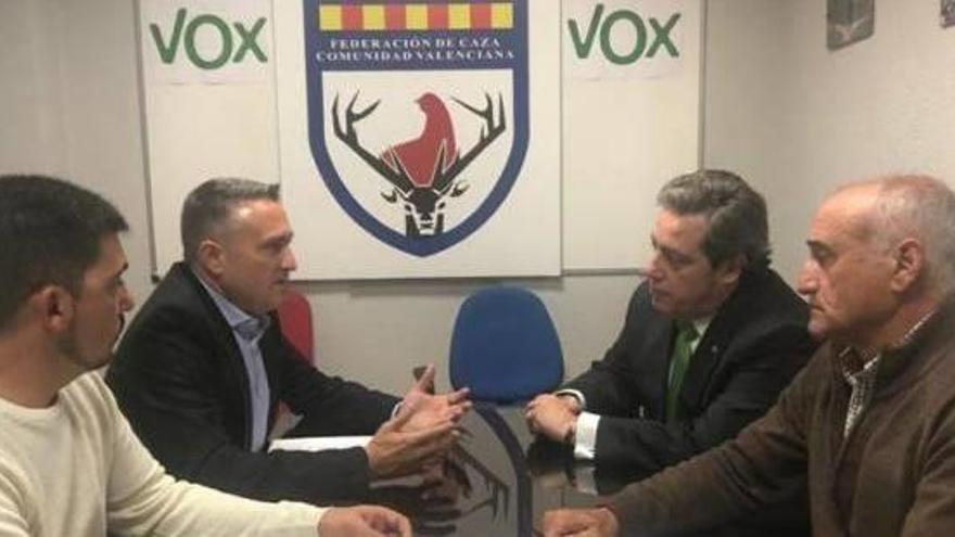 Dirigentes de la Federación de Cazadores, reunidos con el presidente de Vox en Valencia.