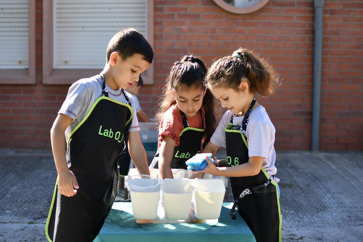 Infants experimentant a la proposta Aqua Lab que oferirà el laboratori d'experimentació per a infants d'UManresa