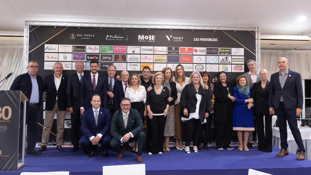 Organizadores y comerciantes homenajeados con representantes municipales.