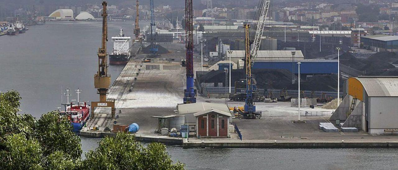 Los muelles de Raíces y la ría de Avilés.