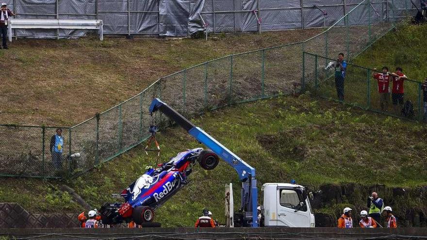 Una grúa retira el monoplaza de Carlos Sainz tras su aparatoso accidente en Suzuka. // Diego Azubel