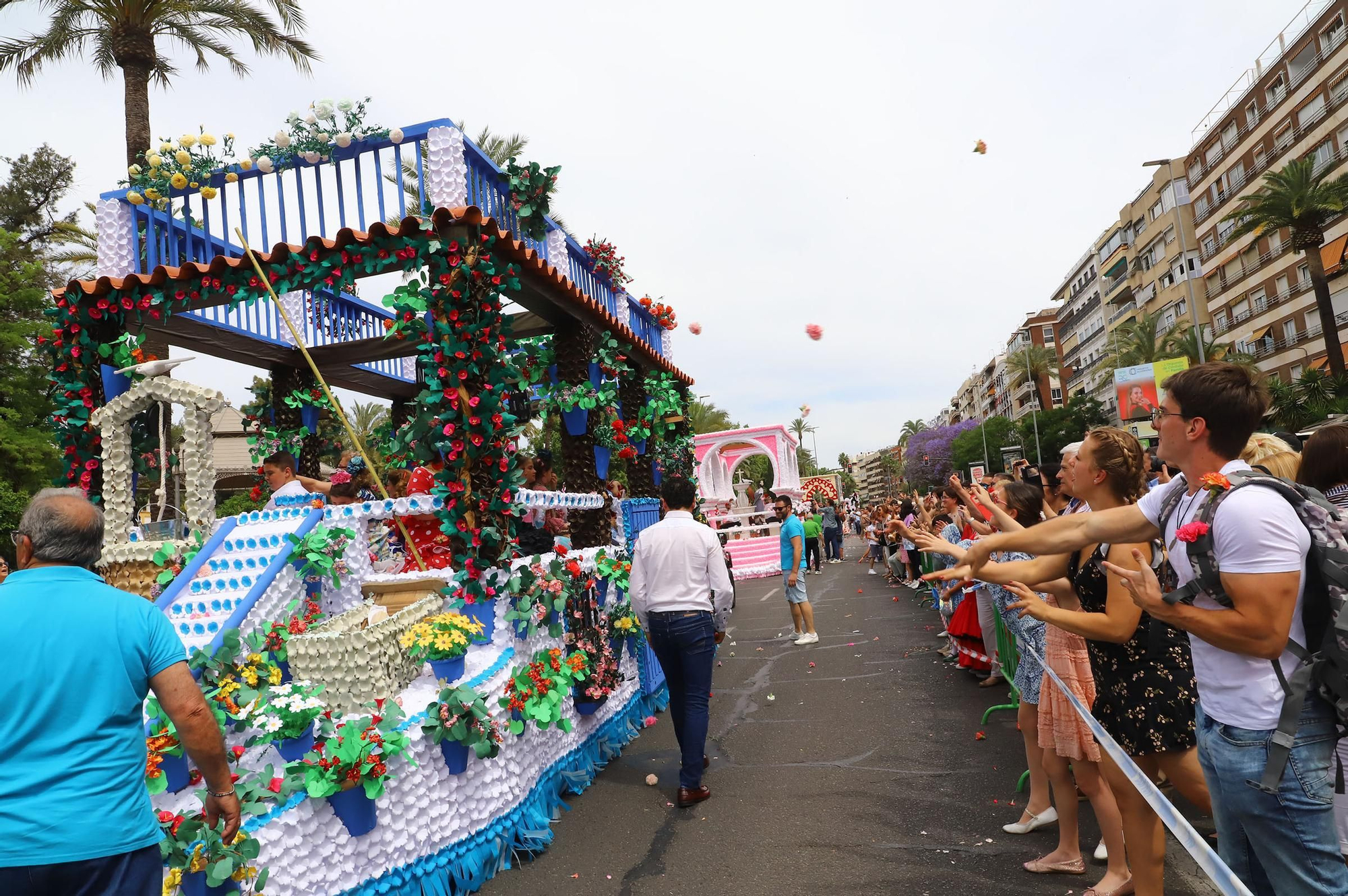 La Batalla de las Flores abre el Mayo festivo en Córdoba con 90.000 claveles