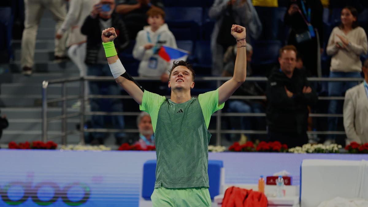 El joven Jakub Mensik celebra la victoria