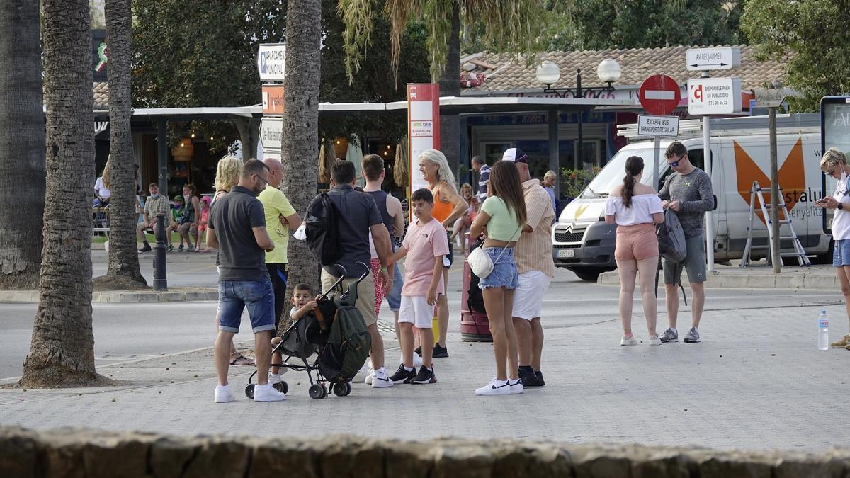 Pasajeros esperando en la parada de bus de Santa Ponça, este lunes por la mañana.