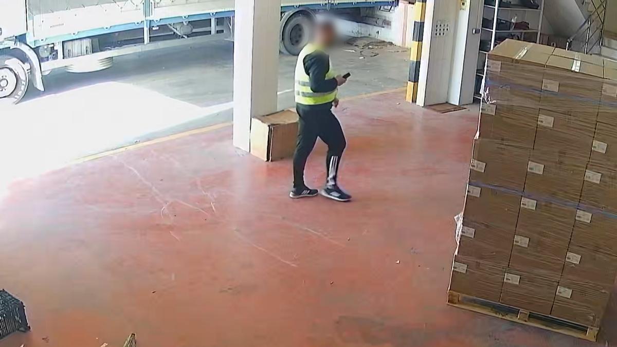 Grabación del sospechoso entrando en una empresa como si fuera trabajador.