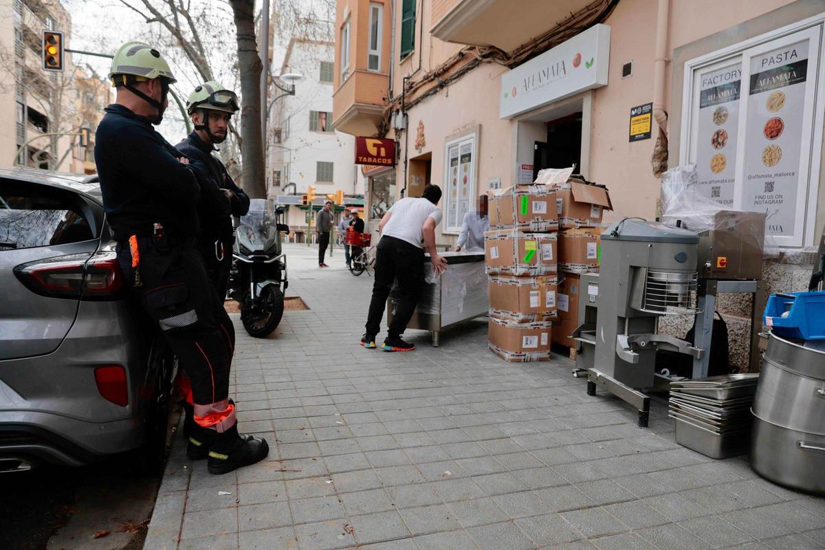 Desalojan tres viviendas de la calle Gaspar Bennàsar, en Palma, por riesgo de derrumbe