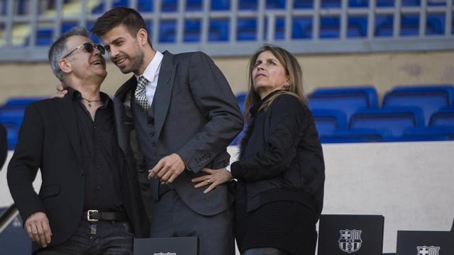 Gerard Piqué, con sus padres, en el palco del Camp Nou.