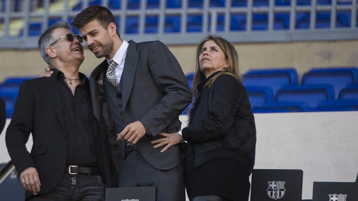 Gerard Piqué, con sus padres, en el palco del Camp Nou.