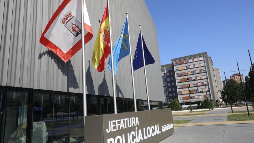 Curiosa intervención policial en Gijón: media hora de conversación para que un hombre se bajase de una grúa