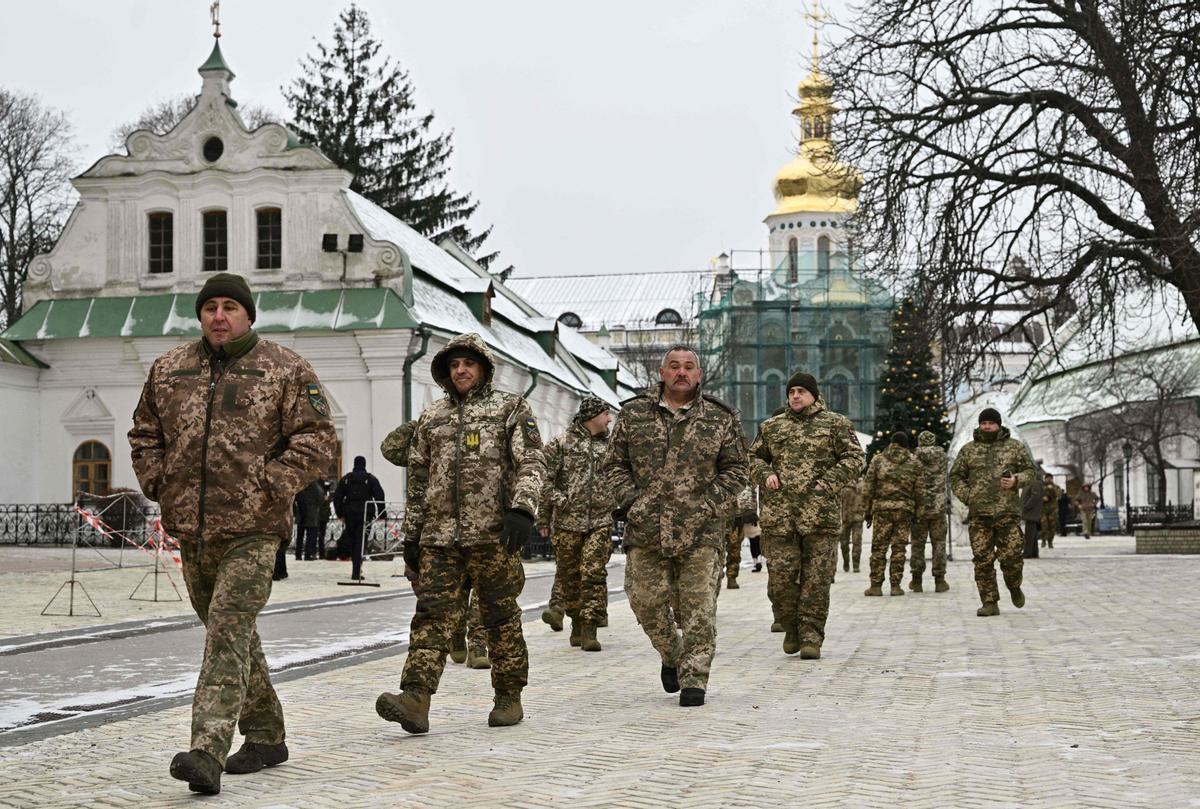 Los militares ucranianos llegan para asistir al servicio de Navidad en la Catedral de la Asunción de Kyiv Pechersk Lavra.