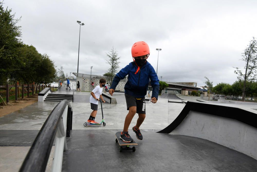 Niños disfrutando del skate park de Portonovo.
