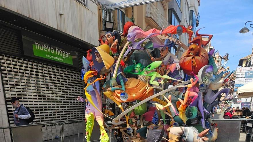 La falla infantil ganadora de Gandia se convierte en una mini Fontana di Trevi con monedas