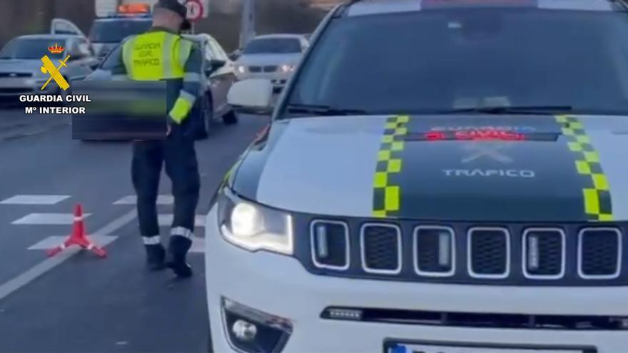 Da positivo en alcohol tras huir después de golpear con su coche a otro vehículo en Arteixo