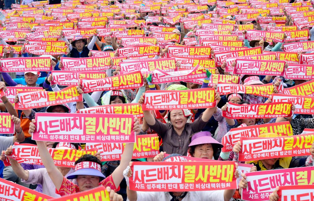 Ciudadanos sur-coreanos levantan eslóganes de protesta en contra de la decisión del gobierno de desplegar una unidad de defensa anti-misiles en Seongju, Corea del Sur.