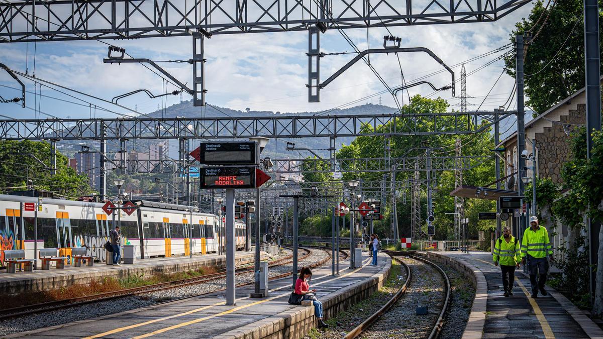 Trenes parados en Montcada Bifurcació así como cableado reparado en la estación de Montcada i Bifurcació.