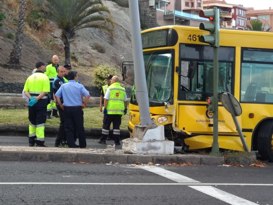 Una guagua choca contra una farola en Escaleritas