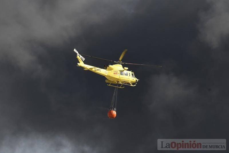 Imponentes llamas devoran una nave en Santomera