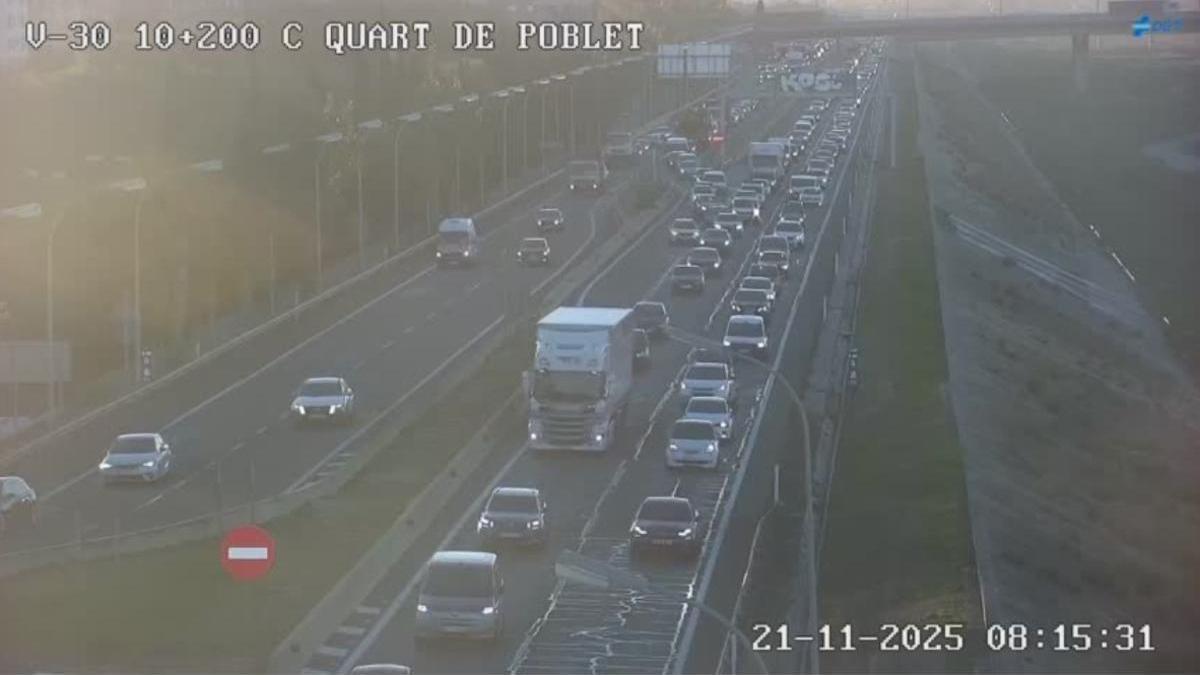 Imagen de la V-30, a su paso por Mislata y Quart de Poblet, sentido hacia la A-7, poco después de las ocho de la mañana de hoy viernes.