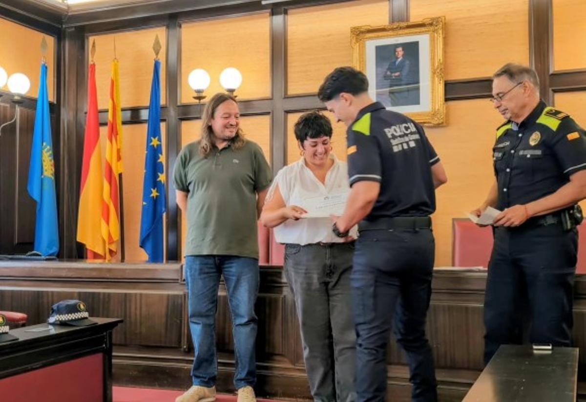 Acto de bienvenida a los nuevos cinco agentes de la Policía Local de Santa Coloma de Gramenet, con la presencia de la alcaldesa, Mireia González, y el concejal de Seguridad, Salva Tovar