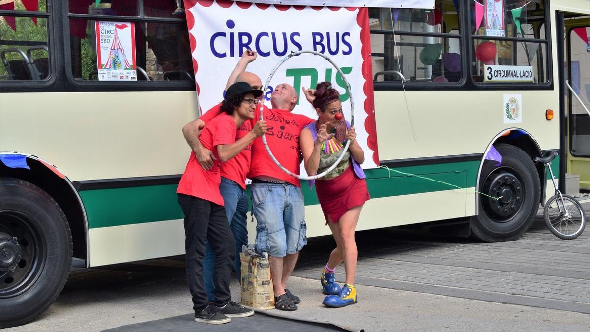 El Circus-Bus de la TUS se convierte en escenario itinerante del Festival de Circo Social de Sabadell.