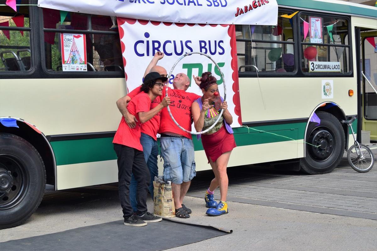 El Circus-Bus de la TUS es converteix en escenari itinerant del Festival de Circ Social de Sabadell.