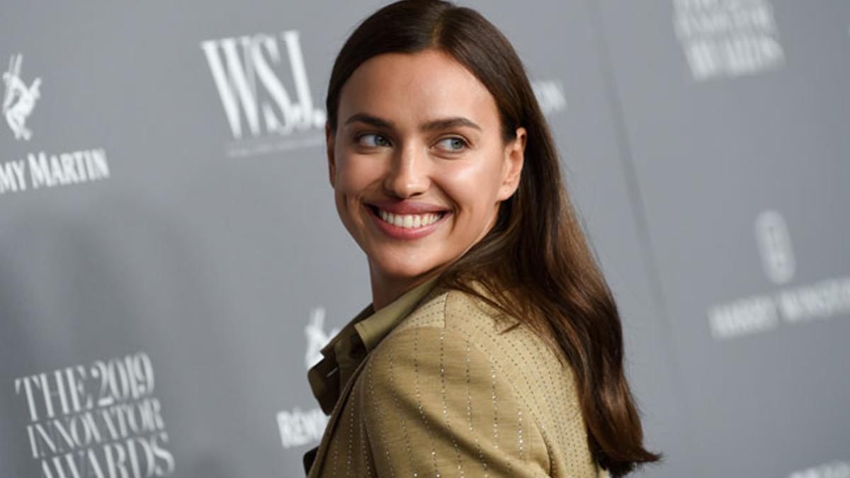 Chaqueta, pantalón ¡y chaleco! Irina Shayk reinventa el traje (y el resultado es femenino y 'chic')