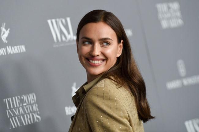Irina Shayk lleva el traje de chaqueta de Burberry a otro nivel añadiendo un chaleco