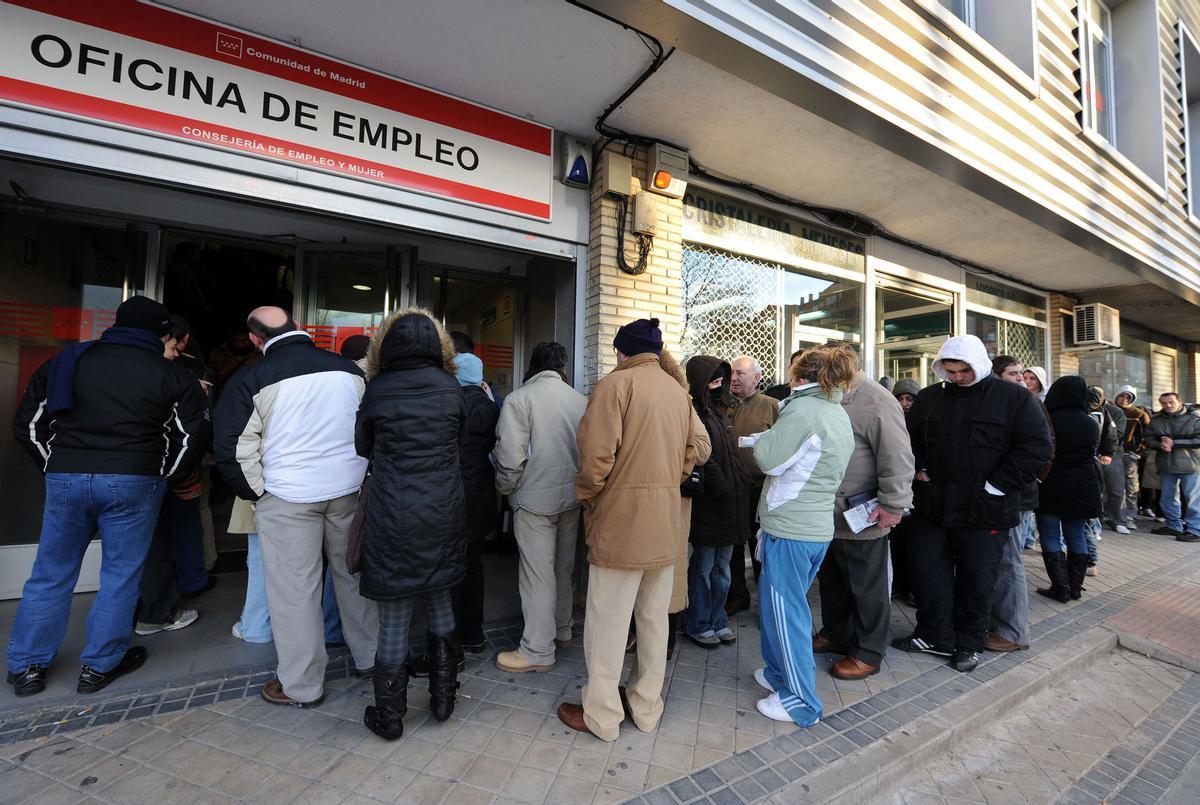 Personas delante de una de las oficinas del SEPE en Madrid