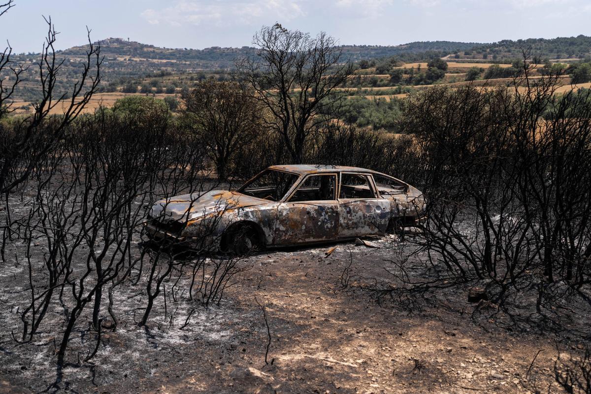 Un coche afectado en la "zona cero" del incendio de Lleida, que deja dos víctimas mortales y miles de evacuados este 2 de julio de 2025.