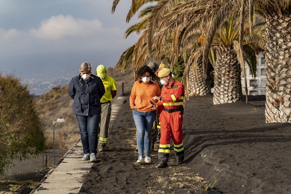 Ofrenda Floral a los Difuntos en el cementerio de Las Manchas en la zona de exclusión del volcán de La Palma