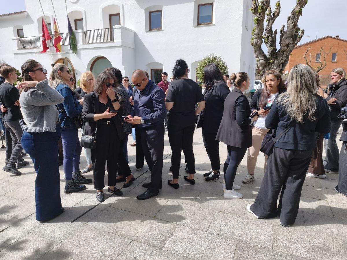 Familiares del niño este viernes tras el minuto de silencio celebrado frente al Ayuntamiento de Villanueva de la Cañada.