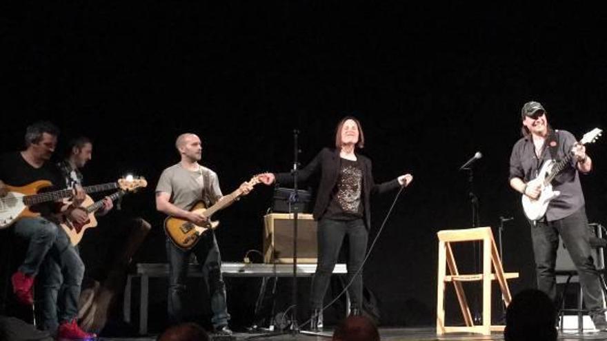 El guitarrista catalán David Palau junto a los alumnos que acudieron ayer a la master class.