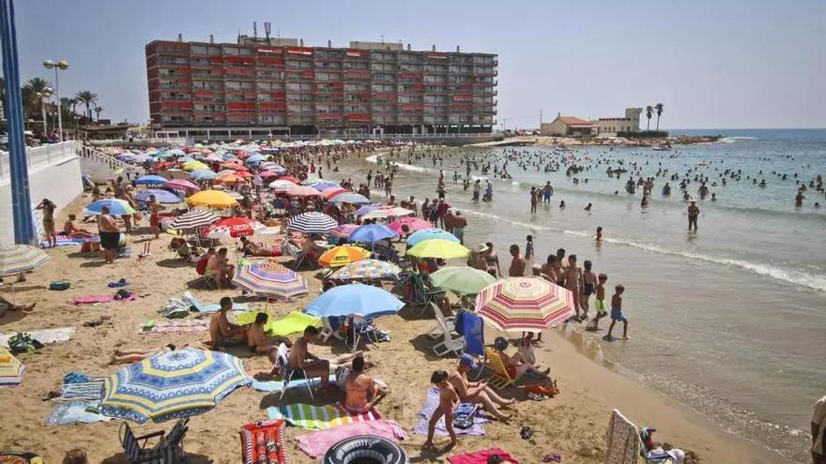 Aspecto de la playa de Los Locos con la punta del Salaret que la delimita en su extremo norte con los edificios Luz Mar y chalés