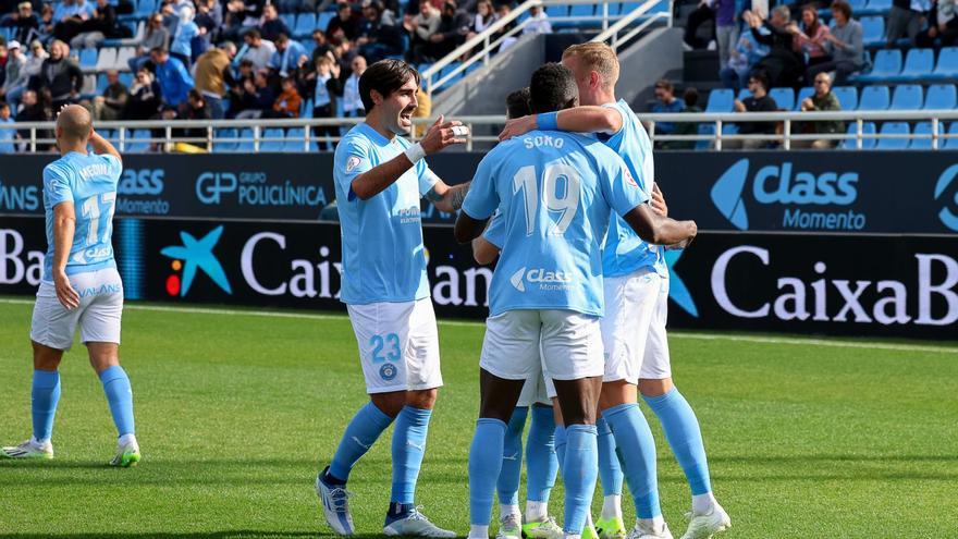 Jugadores de la UD celebran un gol en un partido de este año en Can Misses.