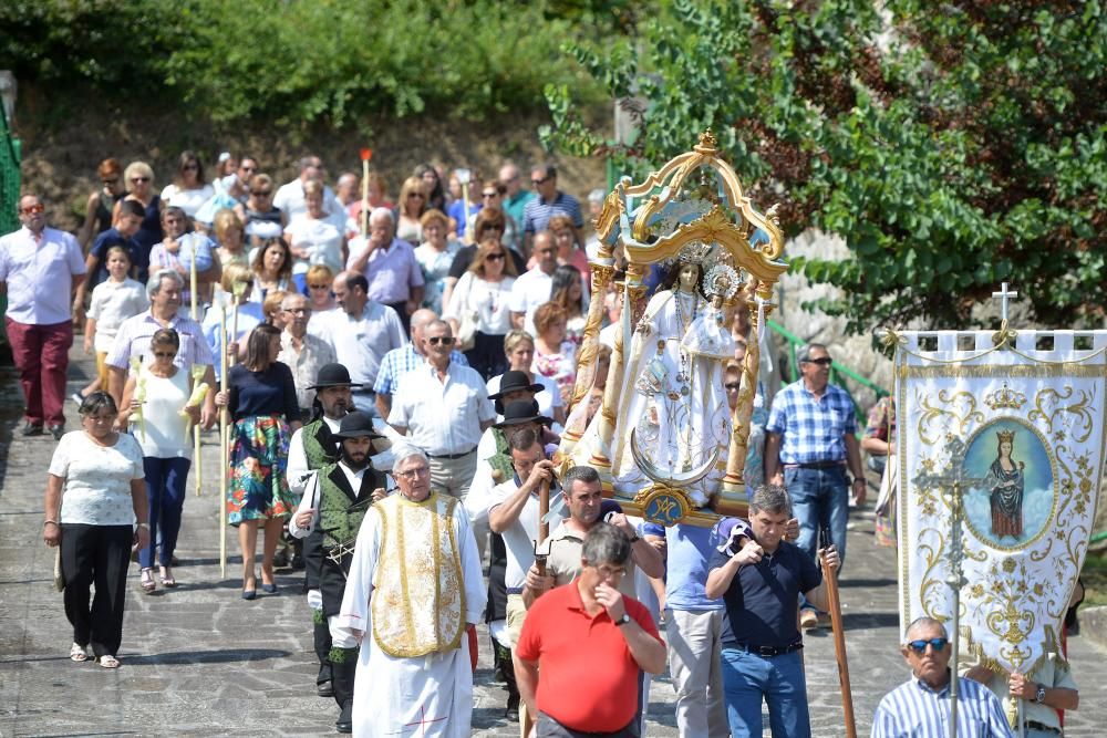 Los devotos rinden culto a la Virgen de la Renda