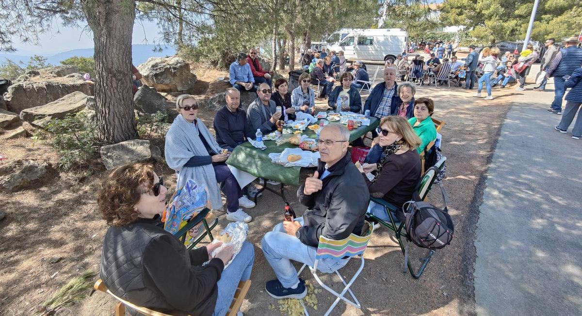 Los vecinos han aprovechado la festividad para almorzar en el entorno de la ermita de San Cristóbal.