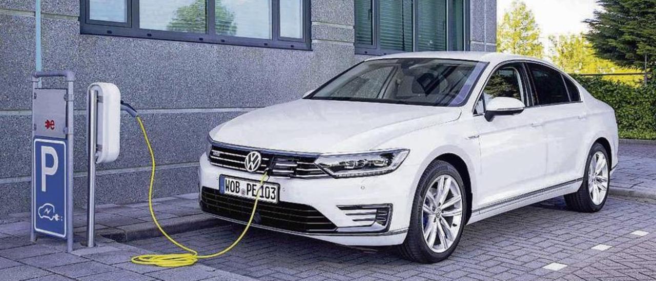 En su exterior, el Passat GTE se identifica por la franja azul situada encima de su parrilla frontal. // FDV