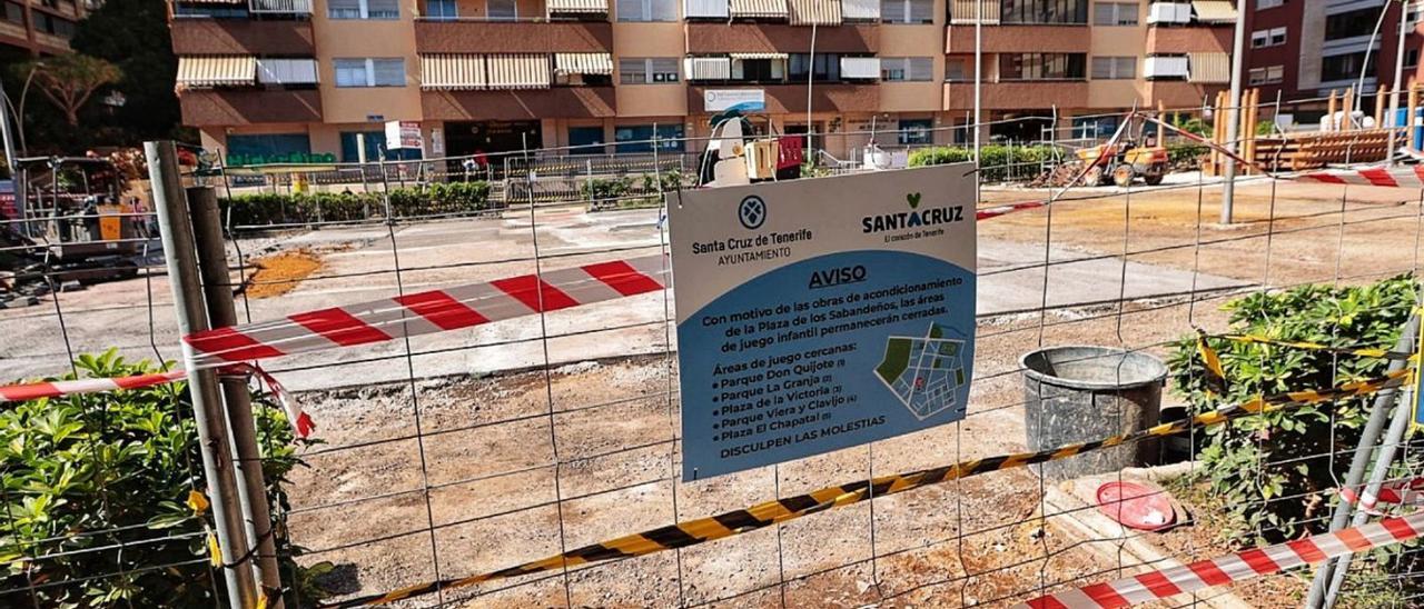 Detalle de las obras que se desarrollan en la plaza de Tomé Cano para ampliar el parque infantil.