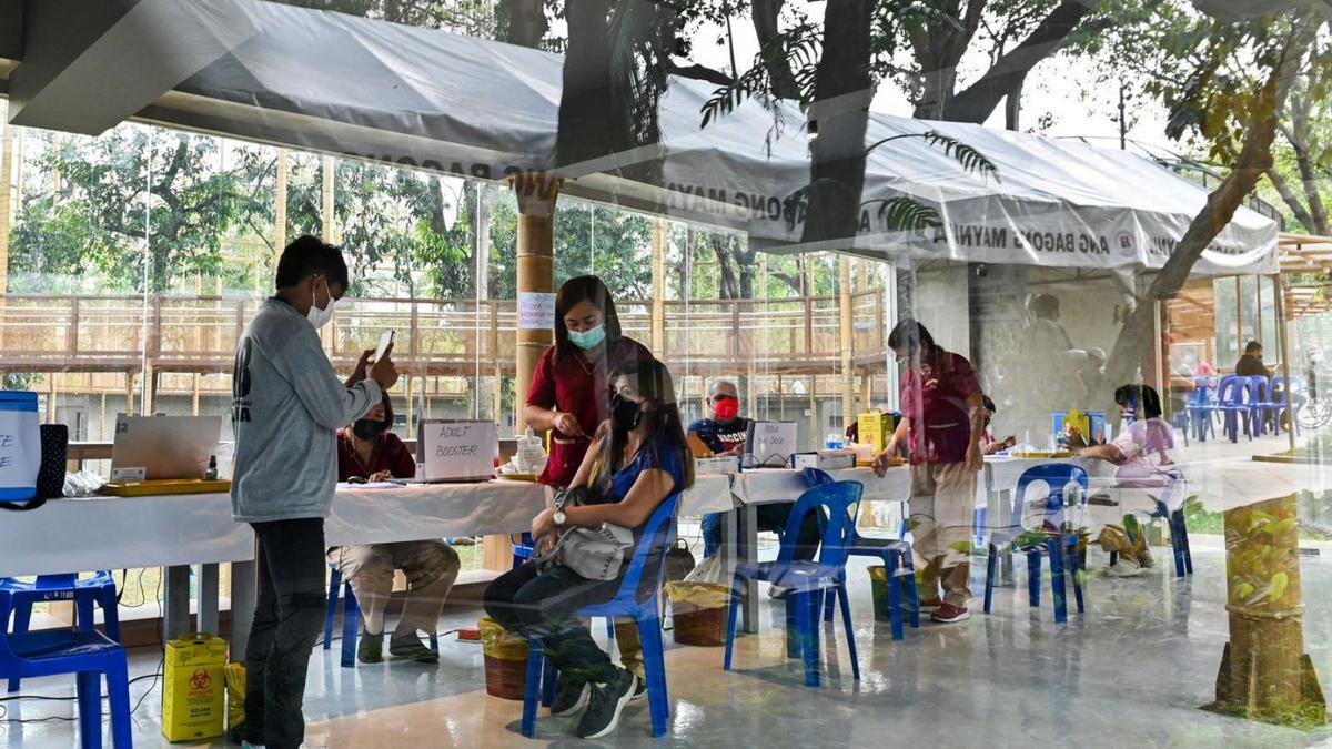 Vacunación contra el COVID en el zoo de Manila. |   // LISA MARIE DAVID