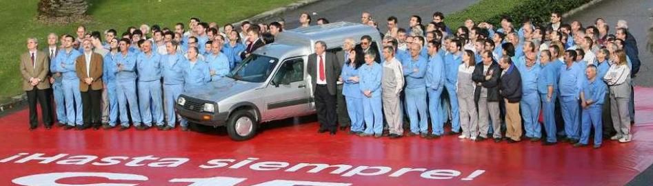 Empleados y directivos de PSA-Vigo, en el acto de despedida del mítico Citroën C15, en 2005. // R. Grobas