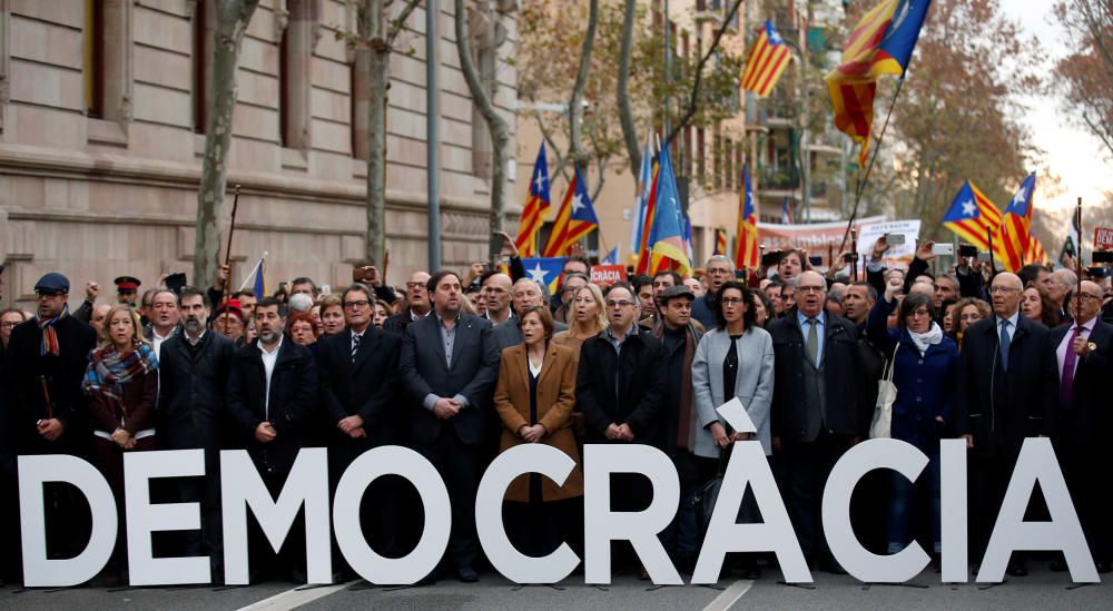 El independentismo catalán apoya a Forcadell antes de declarar