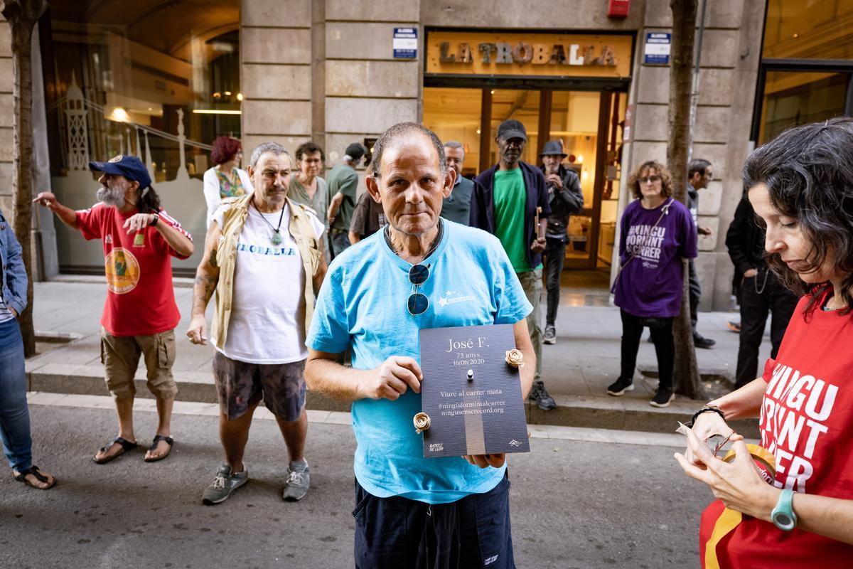 Francisco Mora sujeta la placa en recuerdo a su amigo José, una de las 400 personas sin hogar fallecidas en Barcelona en los últimos seis años.