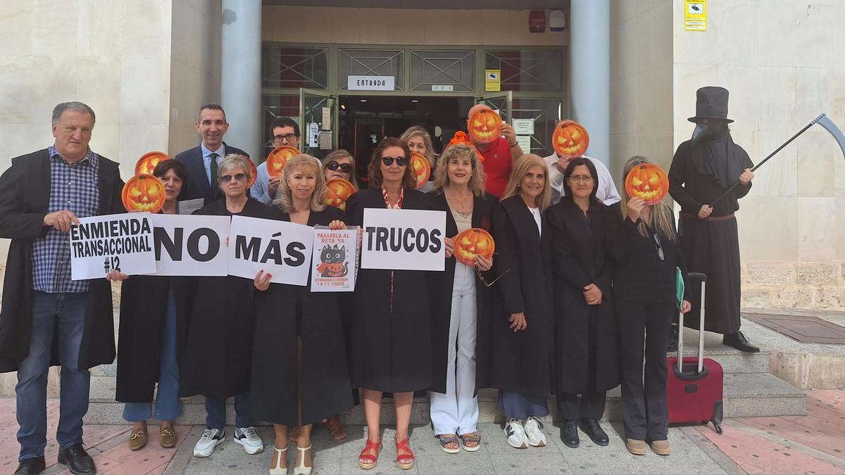 Piquete informativo de los abogados del Movimiento #J2, este 31 de octubre frente a los juzgados de Benalúa.