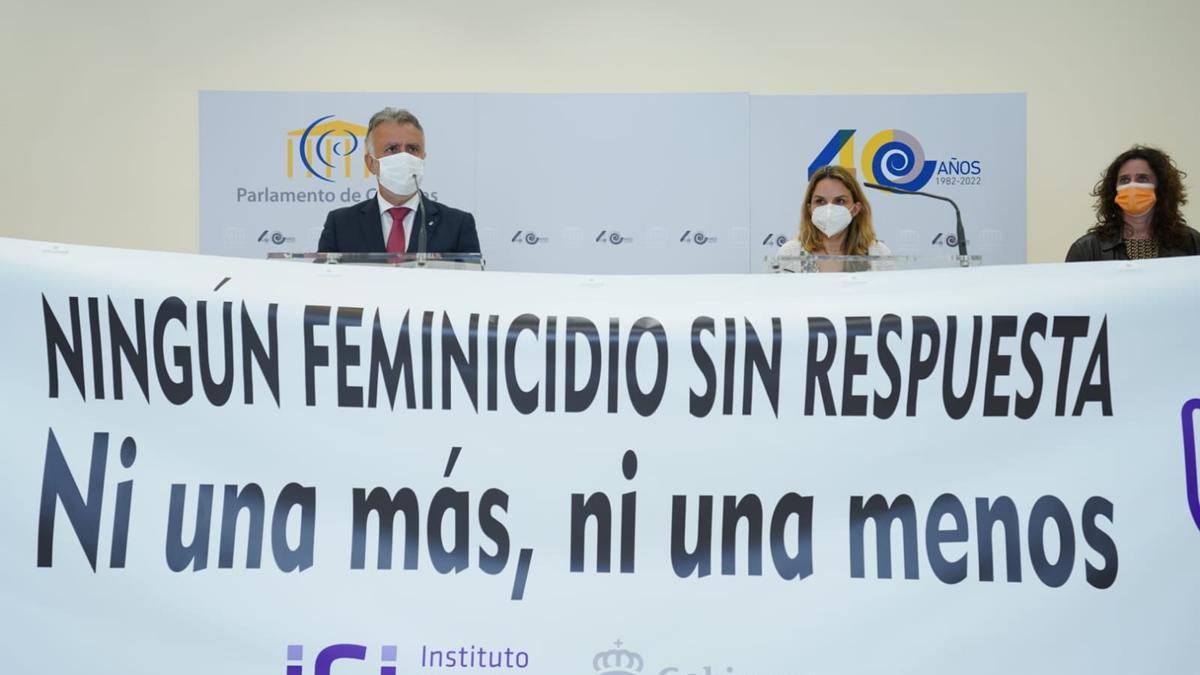 Ángel Víctor Torres y Noemí Santana en la concentración en el Parlamento de Canarias.