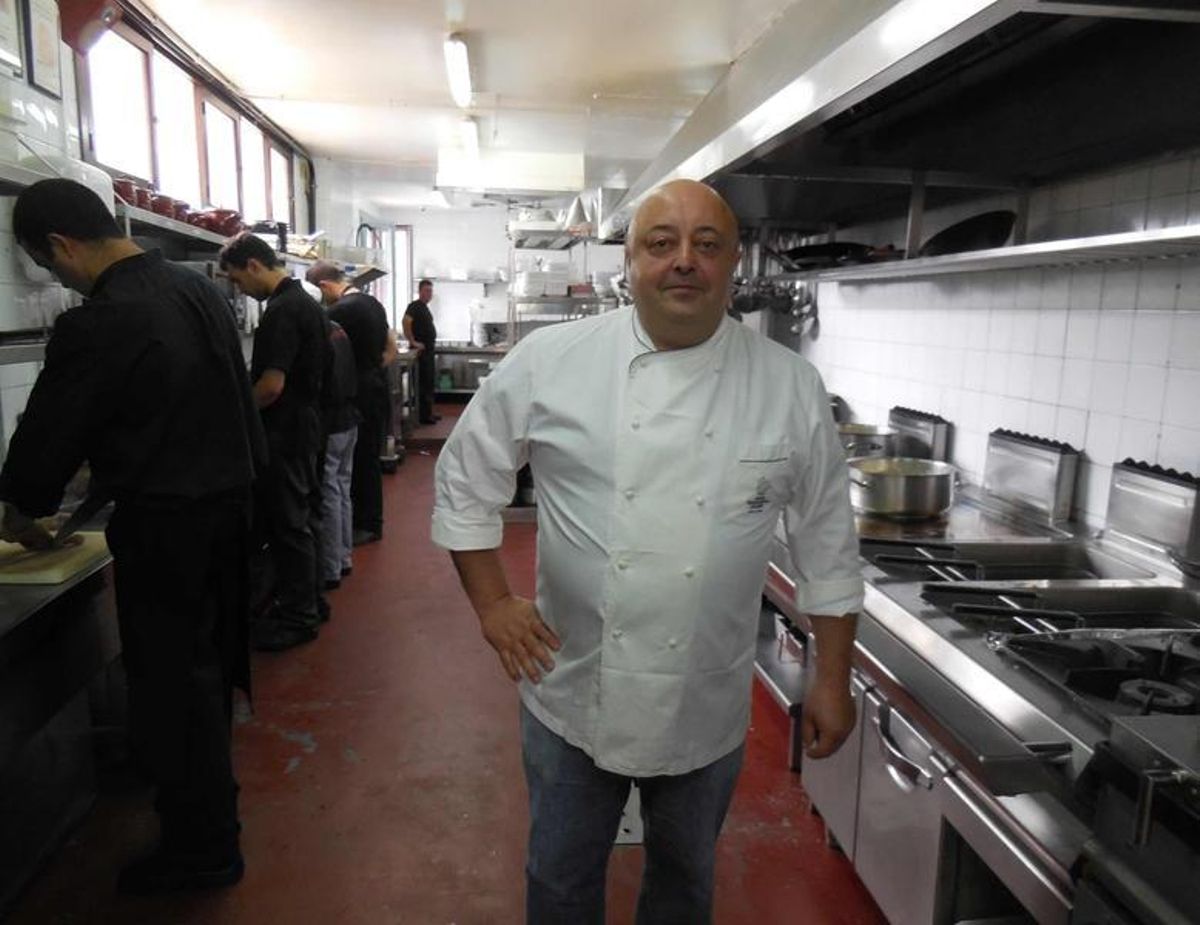 Ramón Celorio, ayer, en la cocina de su restaurante en Cangas de Onís.