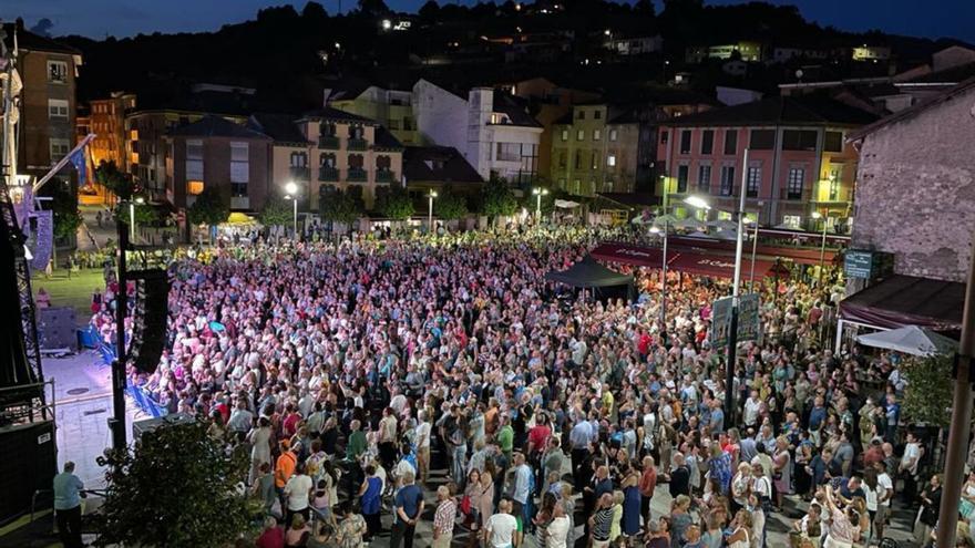 Asistentes al concierto de «Amistades peligrosas» en Pola de Laviana.