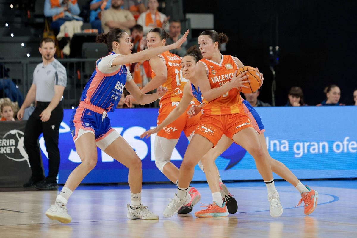Elena Buenavida y Raquel Carrera, en el último partido del Valencia Basket en el Roig Arena.