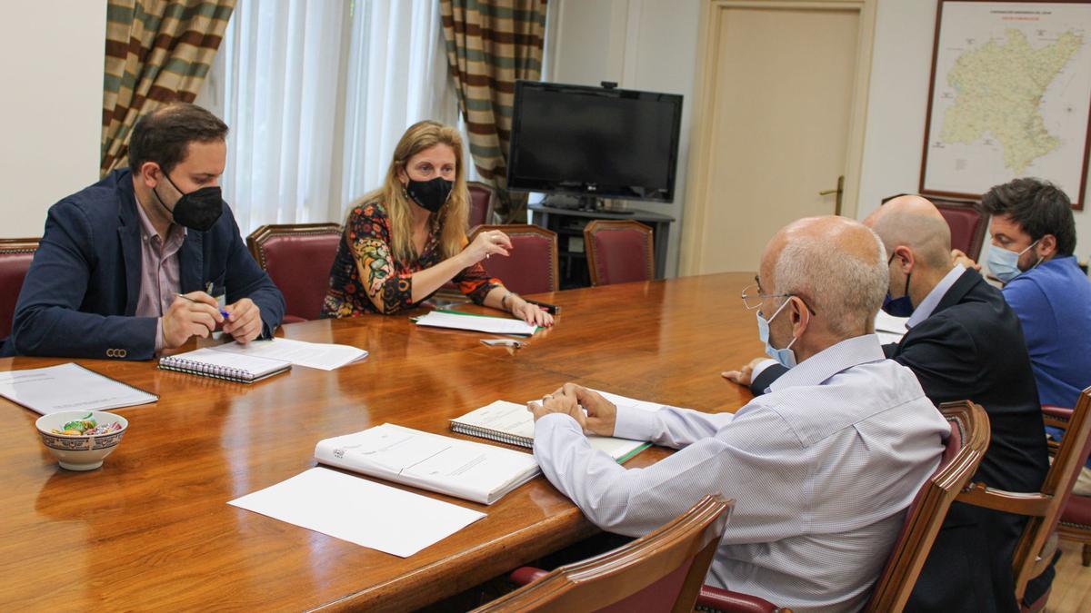La alcaldesa de Castelló y el concejal de Urbanismo reunidos hoy con el presidente de la CHJ.