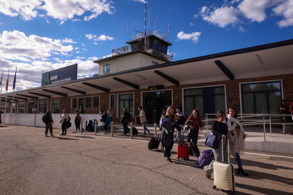 Pasajeros salen desde el aeropuerto de Córdoba