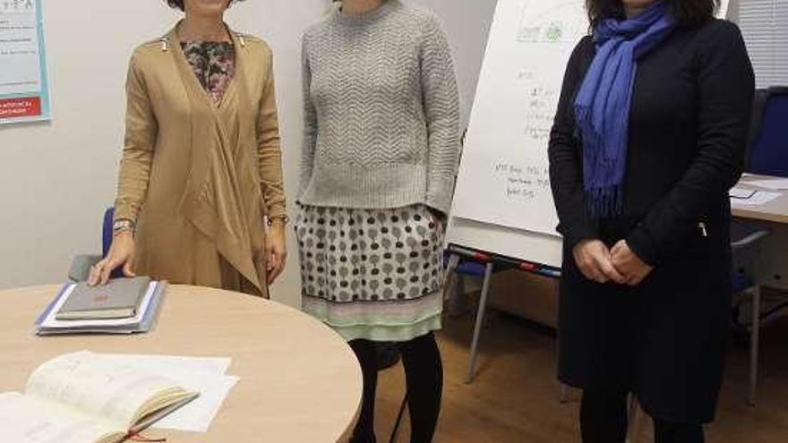 Esther Pillado, en el servicio, junto a Blanca Otero y Nuria González. // J.L.